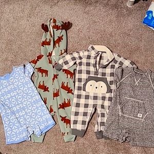 2 Baby sleepers and 2 outfits